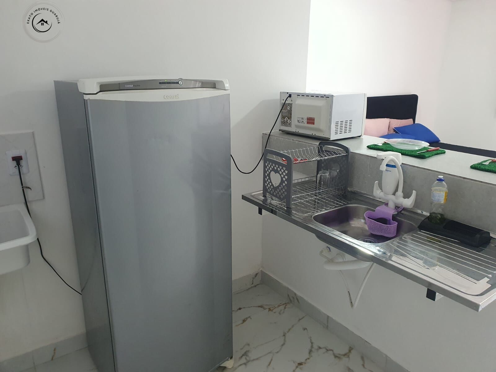 Kitnet térrea na praia da enseada para locação de temporada.
