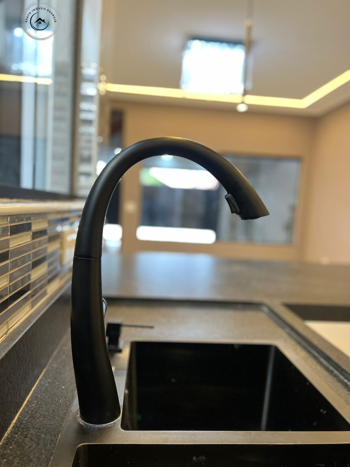Linda casa térrea alto padrão de 03 dormitórios para venda n