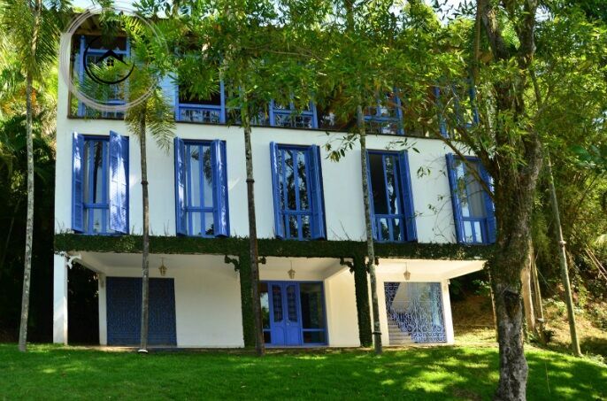 Casa alto padrão em condomínio fechado na praia da enseada.