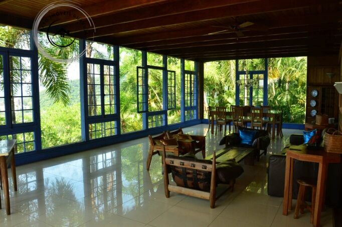 Casa alto padrão em condomínio fechado na praia da enseada.