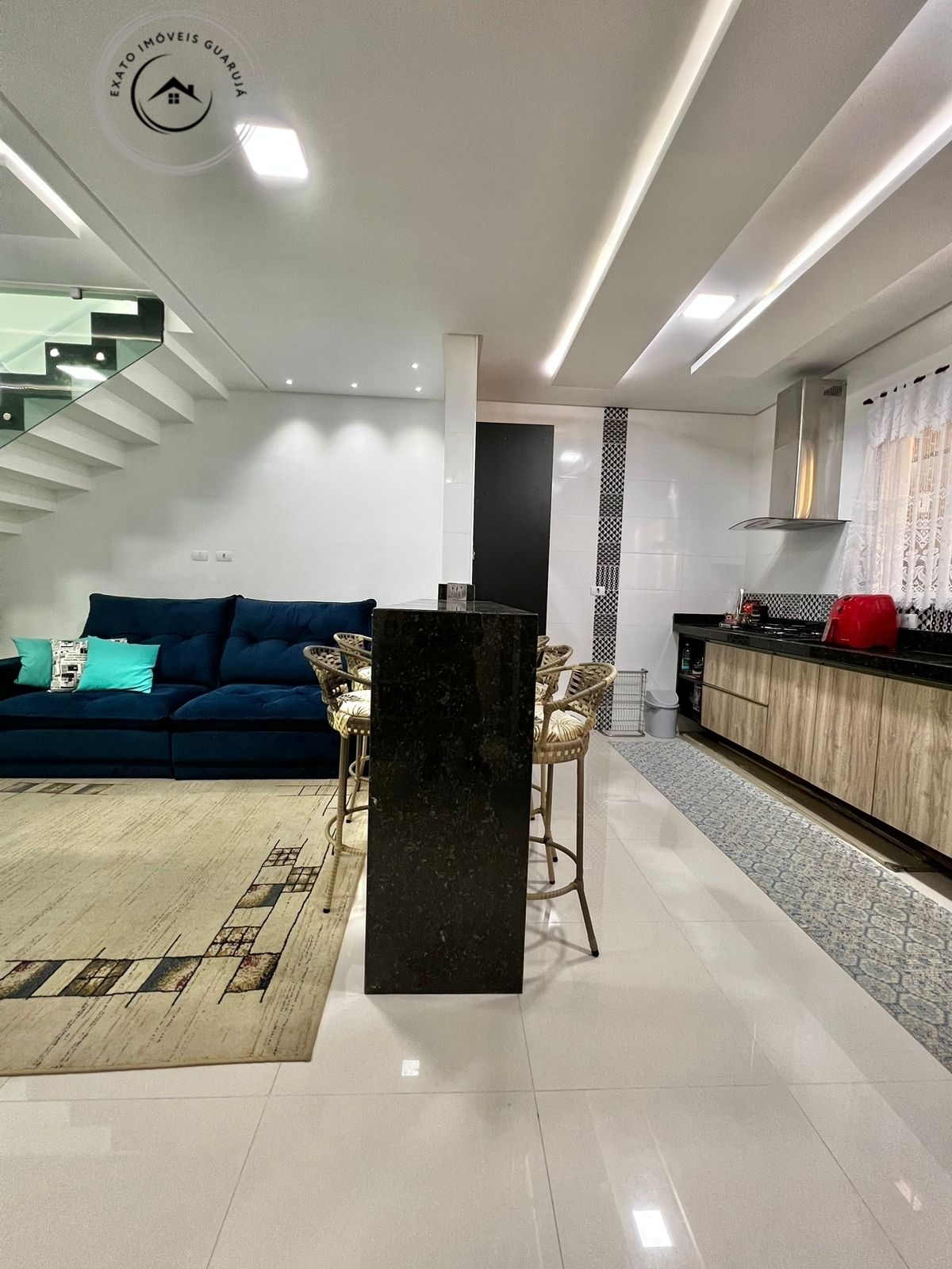 Casa sobrado de 03 dormitórios para venda na praia grande.