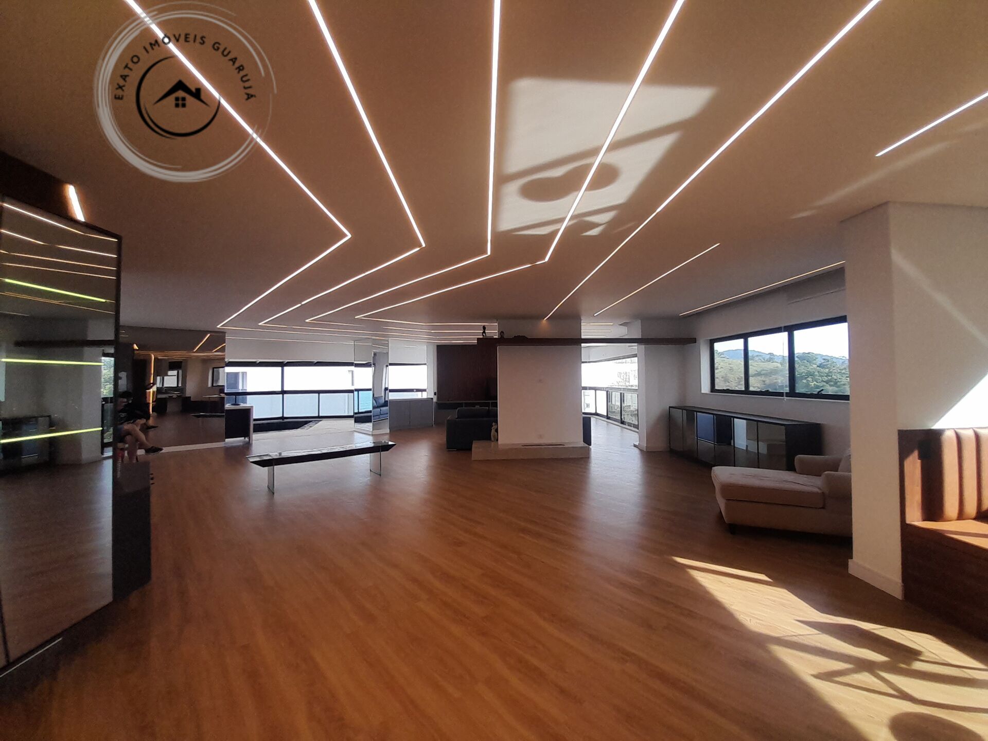 Apartamento padrão debruçado sobre o mar – sofisticação e vi