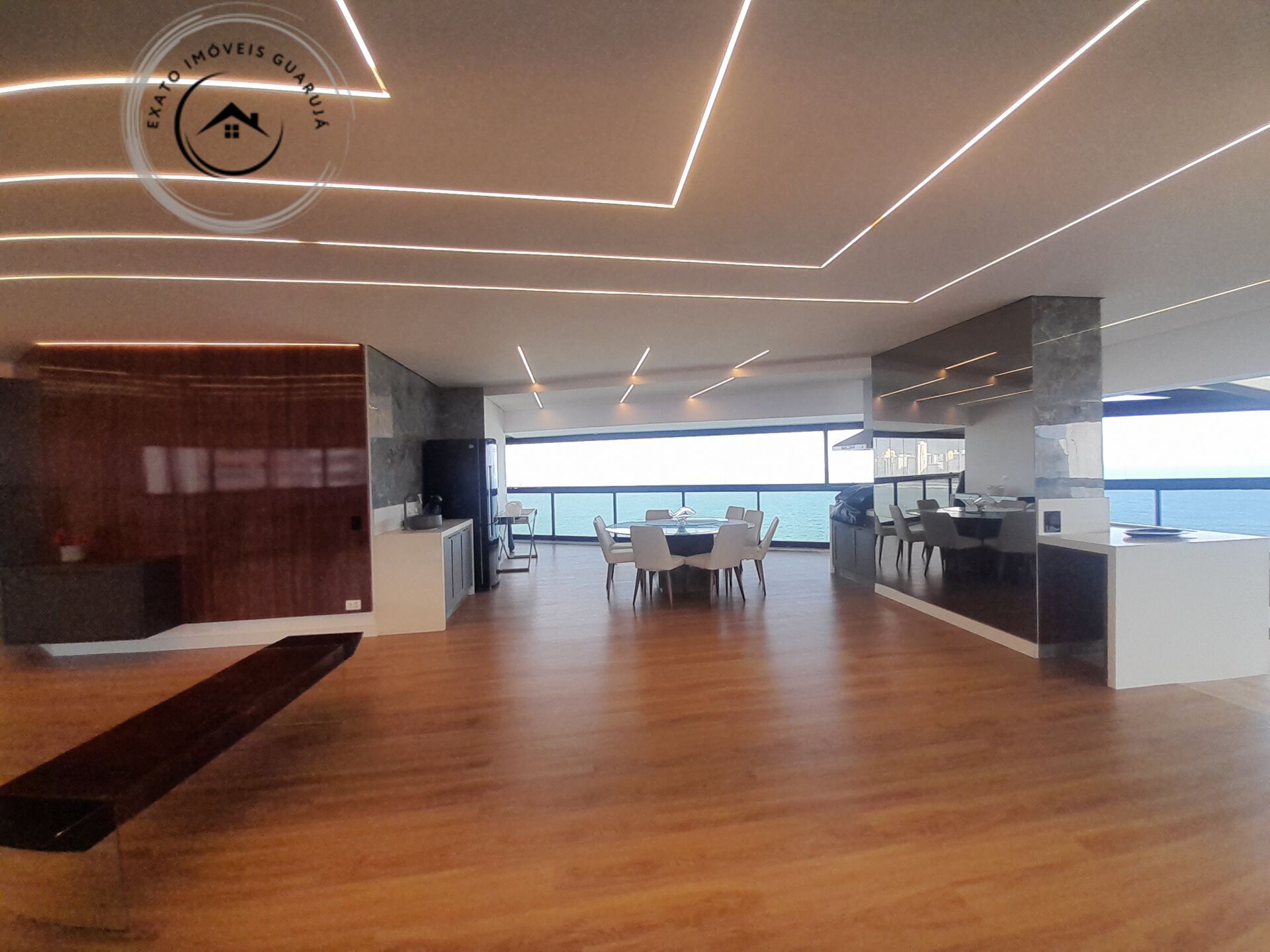 Apartamento padrão debruçado sobre o mar – sofisticação e vi