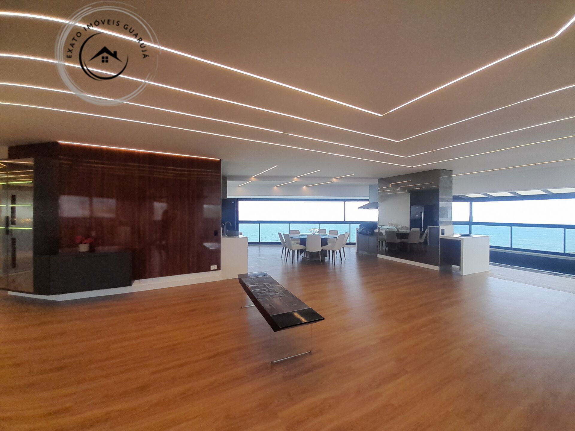 Apartamento padrão debruçado sobre o mar – sofisticação e vi