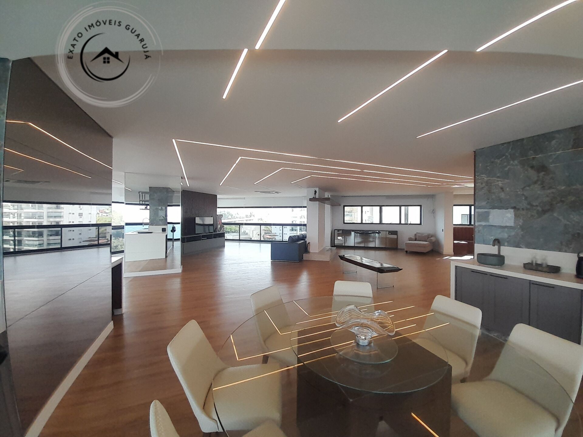 Apartamento padrão debruçado sobre o mar – sofisticação e vi