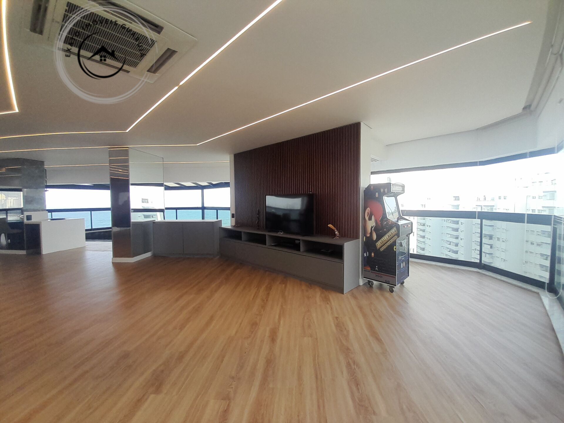 Apartamento padrão debruçado sobre o mar – sofisticação e vi
