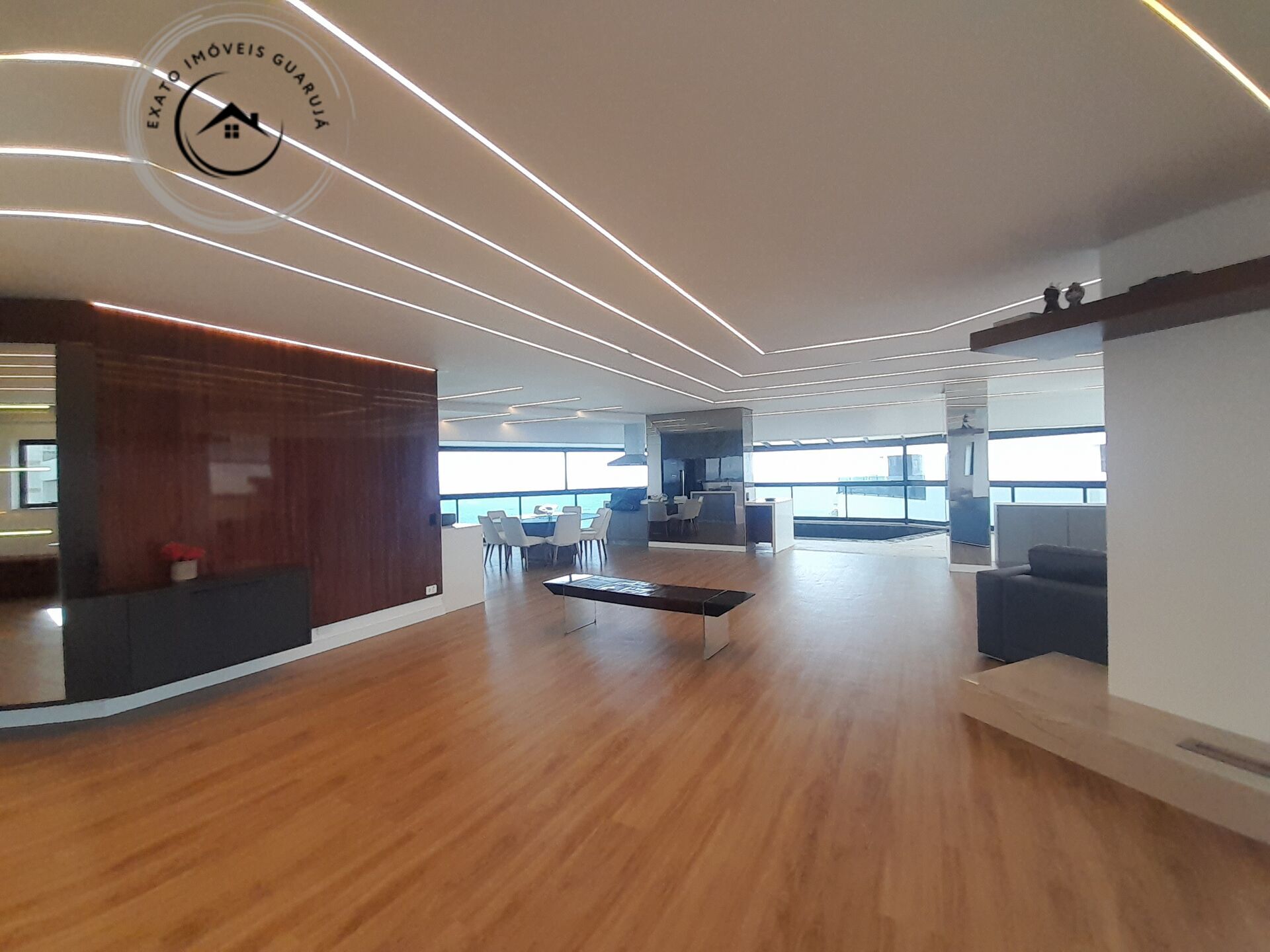 Apartamento padrão debruçado sobre o mar – sofisticação e vi