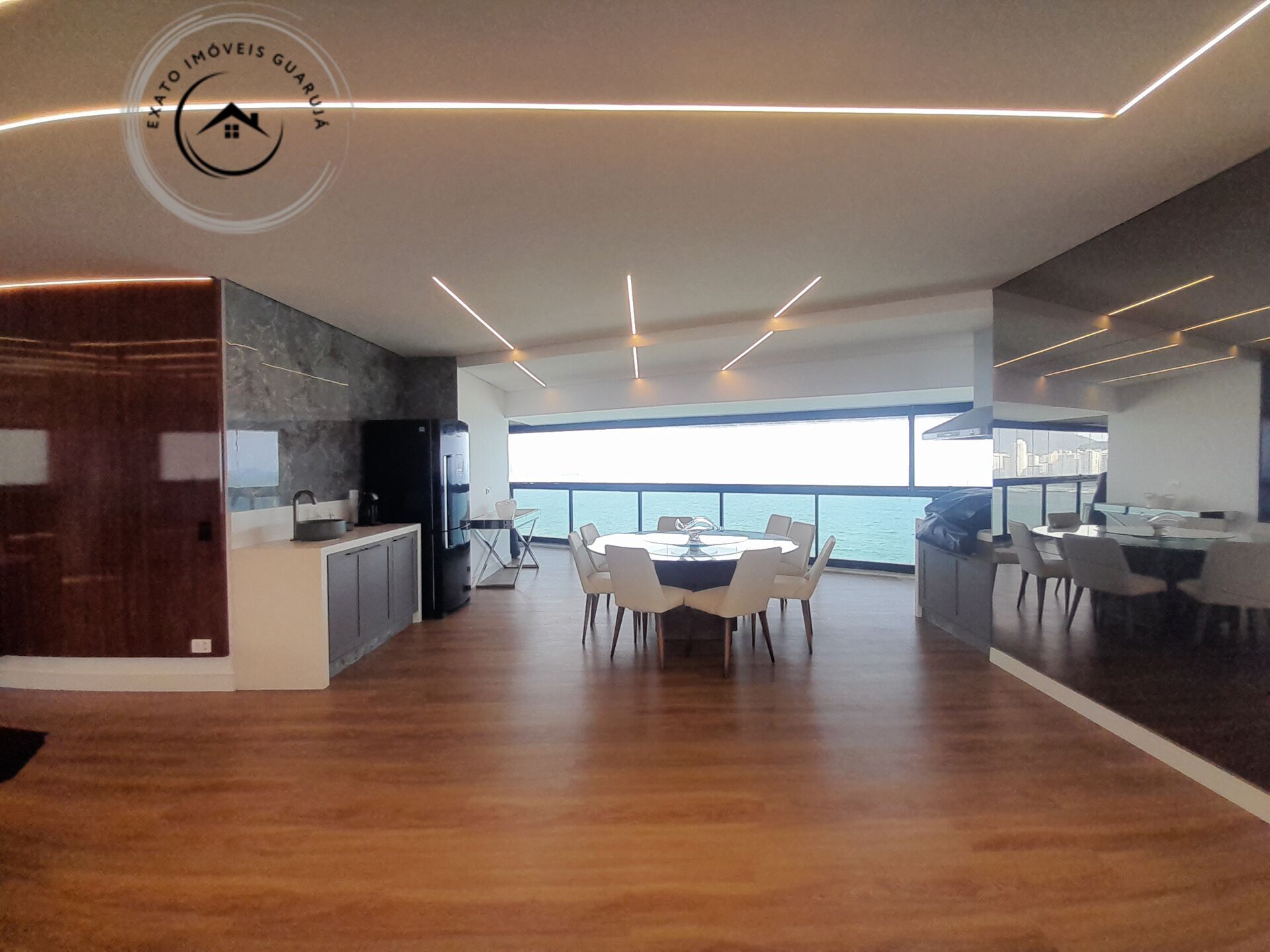 Apartamento padrão debruçado sobre o mar – sofisticação e vi