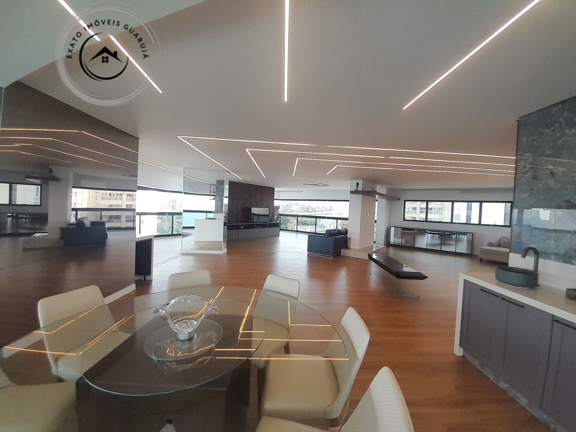 Apartamento padrão debruçado sobre o mar – sofisticação e vi
