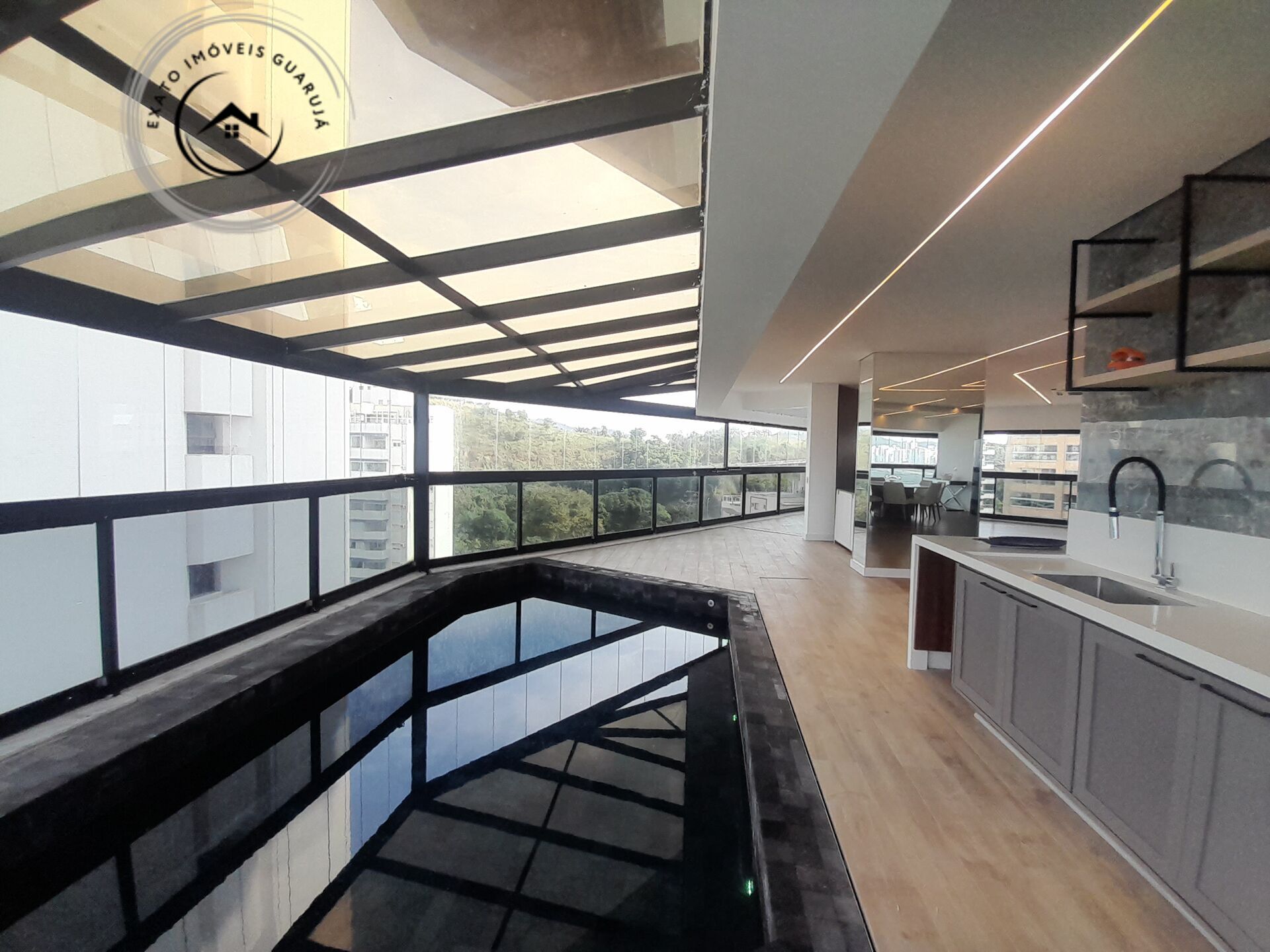 Apartamento padrão debruçado sobre o mar – sofisticação e vi