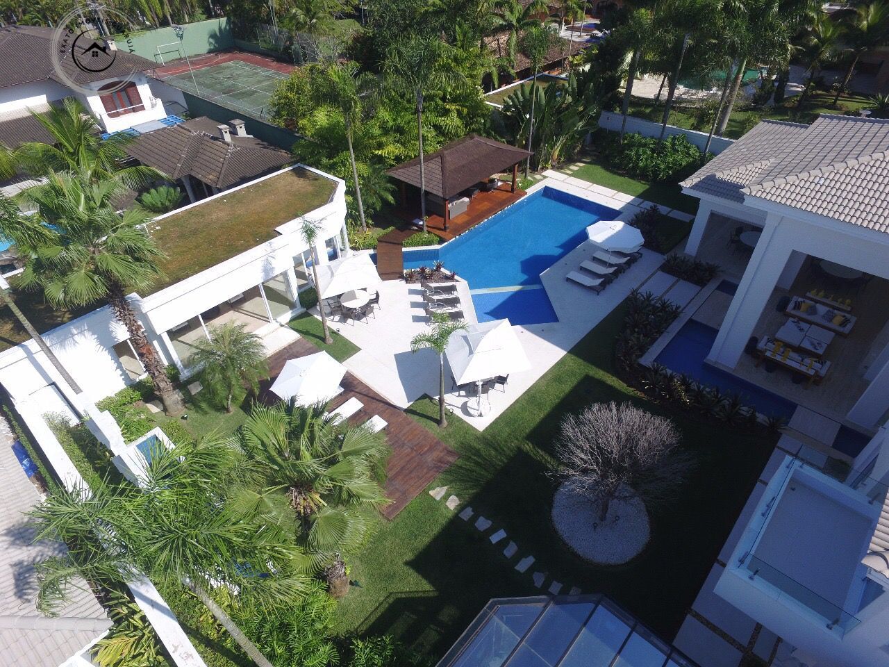 Casa alto padrão de 07 dormitórios no condomínio acapulco.