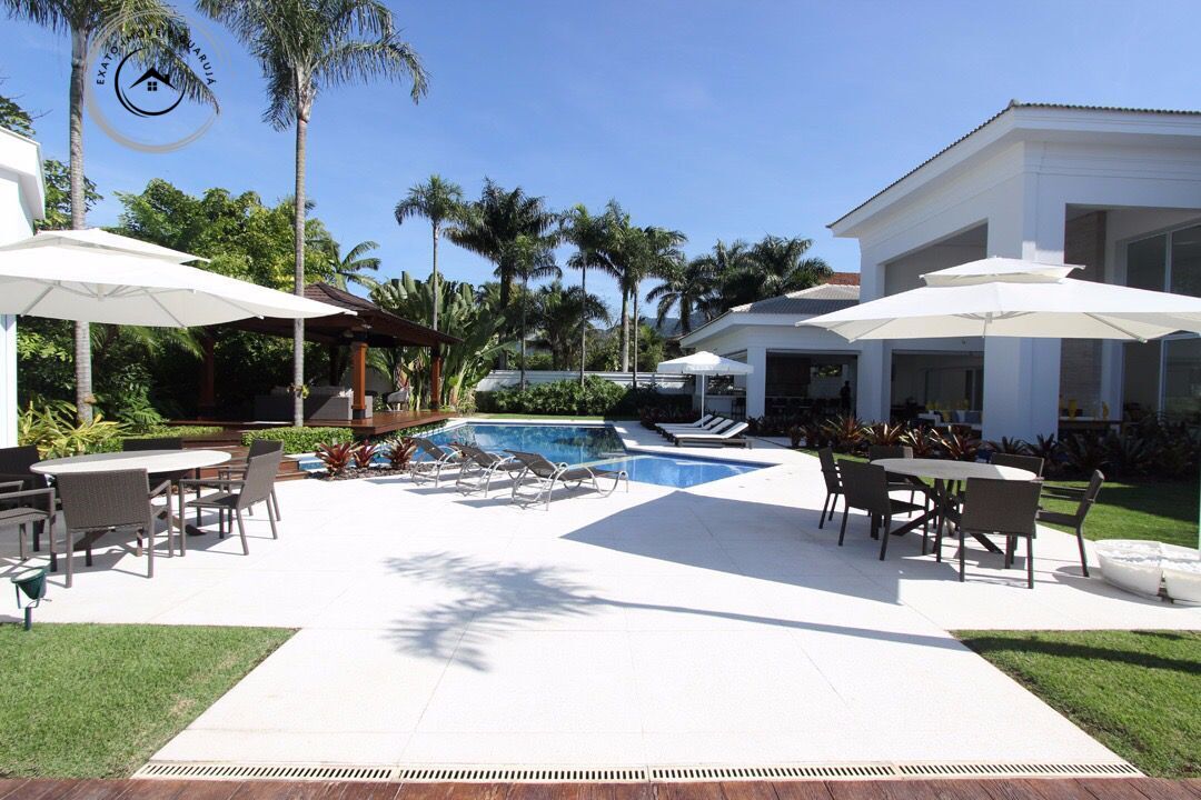 Casa alto padrão de 07 dormitórios no condomínio acapulco.