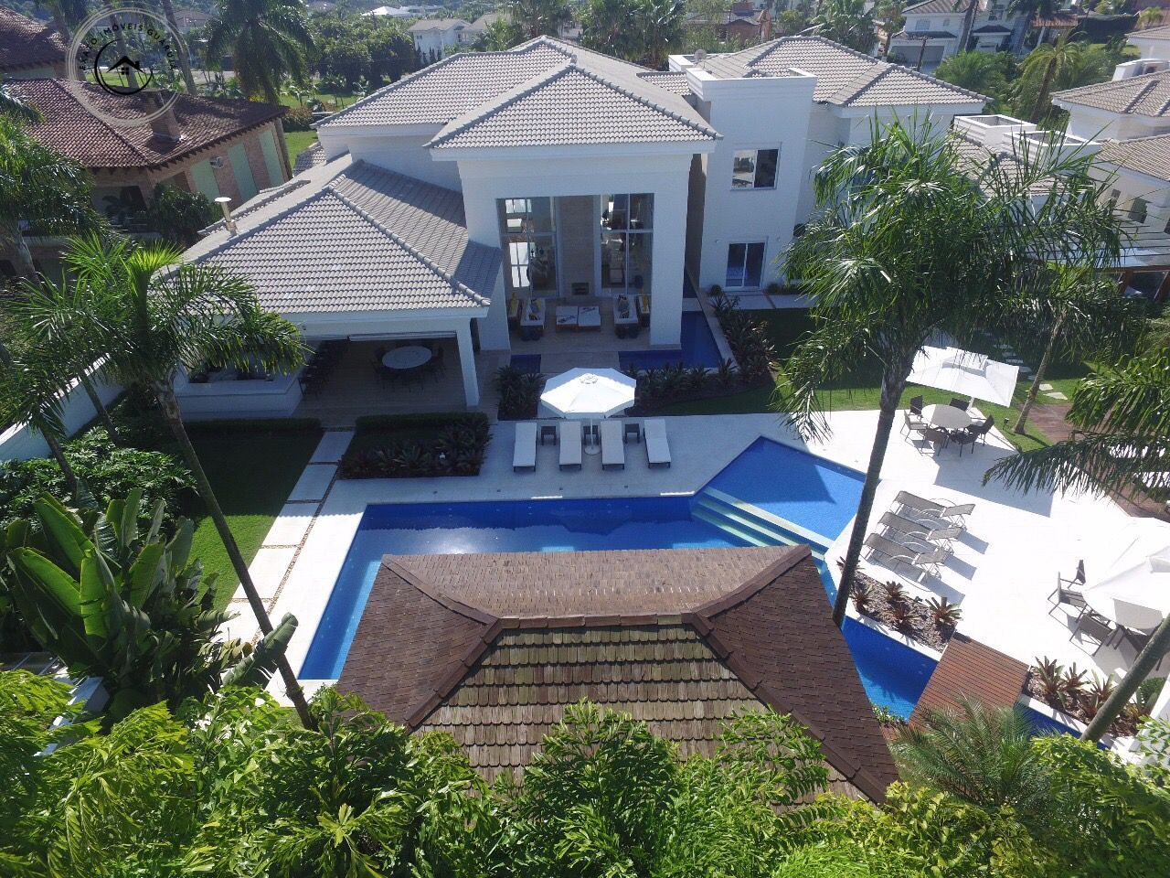 Casa alto padrão de 07 dormitórios no condomínio acapulco.