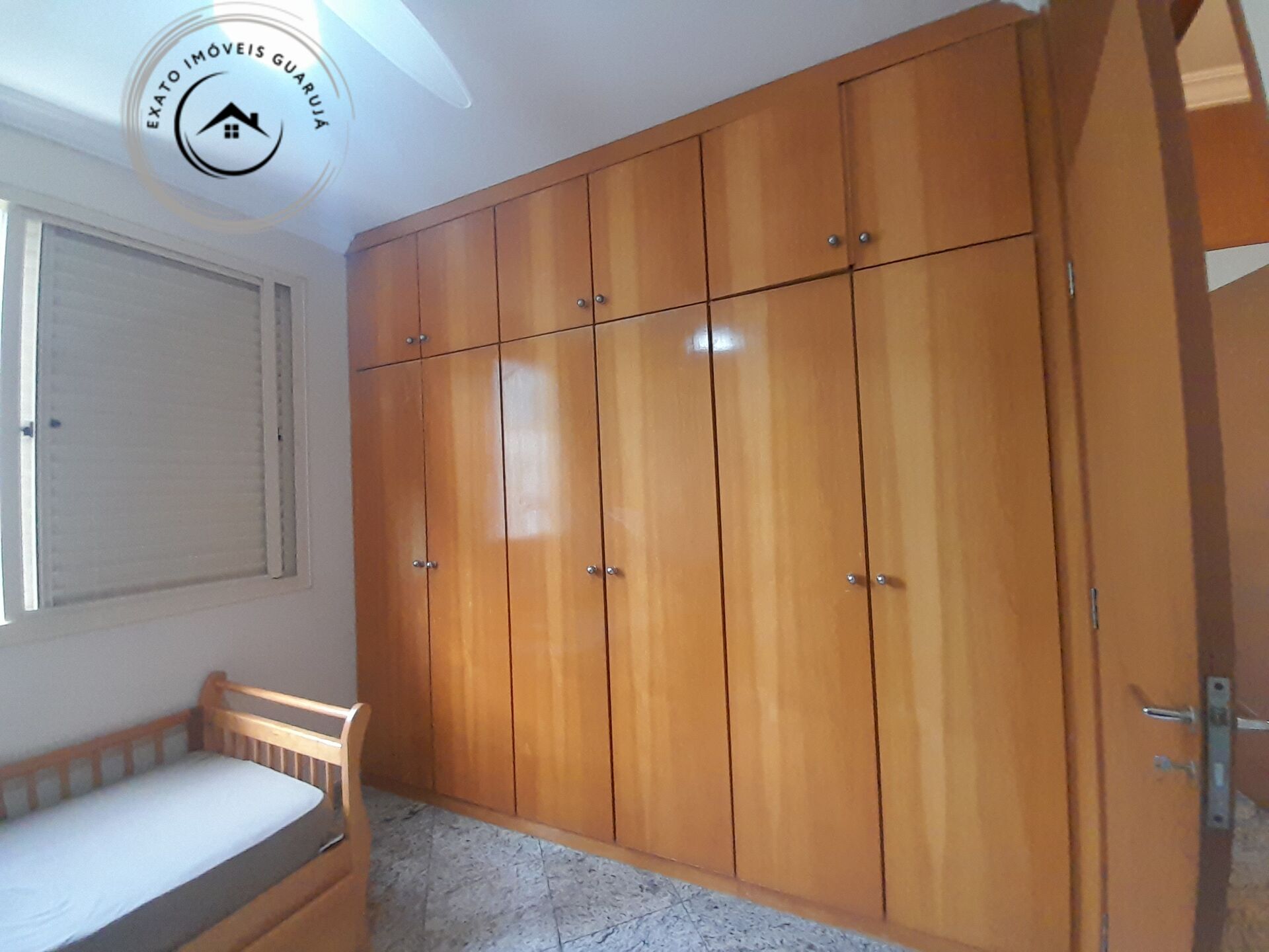 Apartamento padrão de 02 dormitórios para locação anual na p