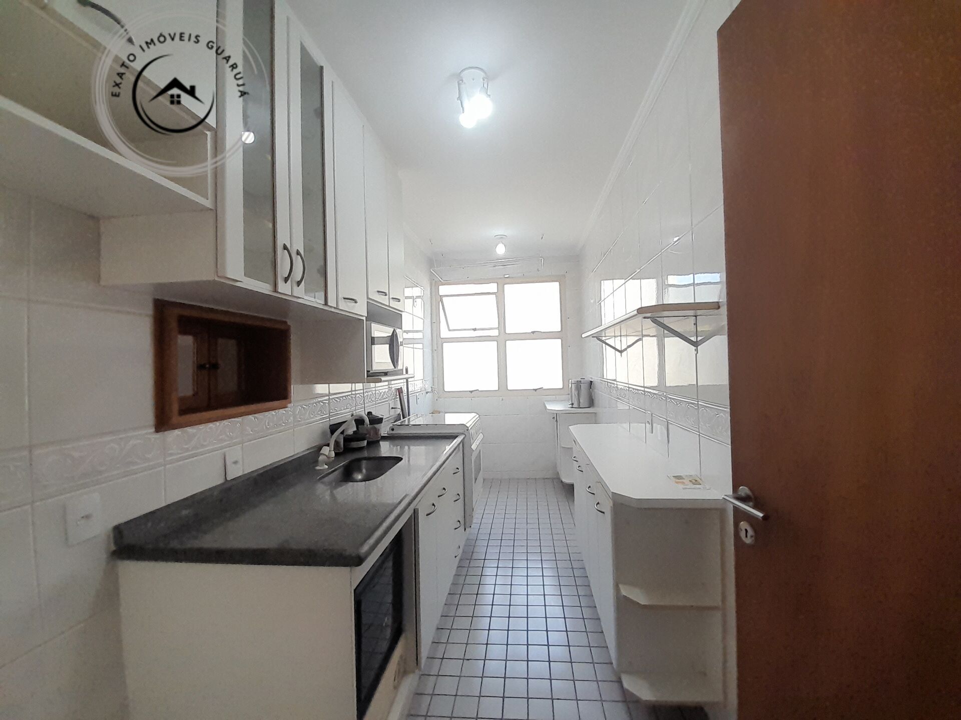 Apartamento padrão de 02 dormitórios para locação anual na p