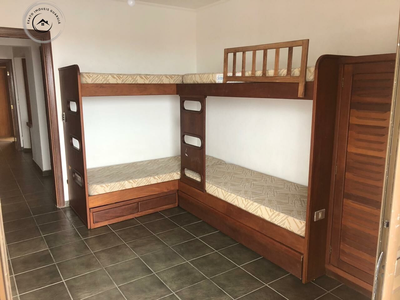 Apartamento padrão de 04 dormitórios para locação anual na p