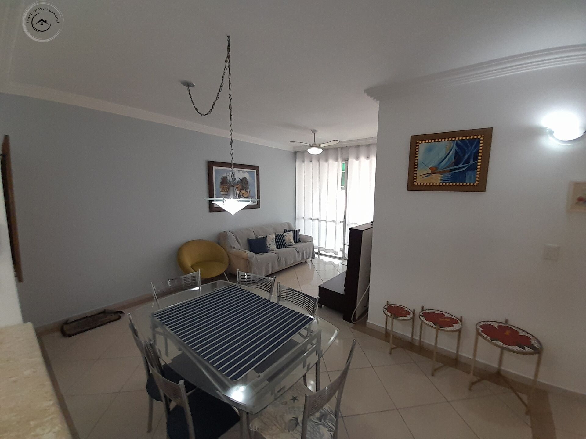 Apartamento padrão de 02 dormitórios na praia da enseada.