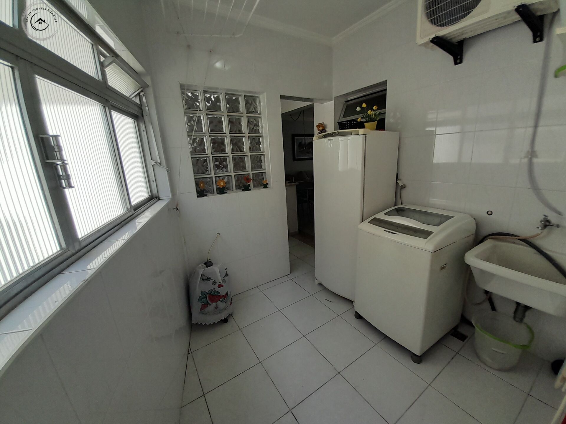 Apartamento padrão de 02 dormitórios na praia da enseada.
