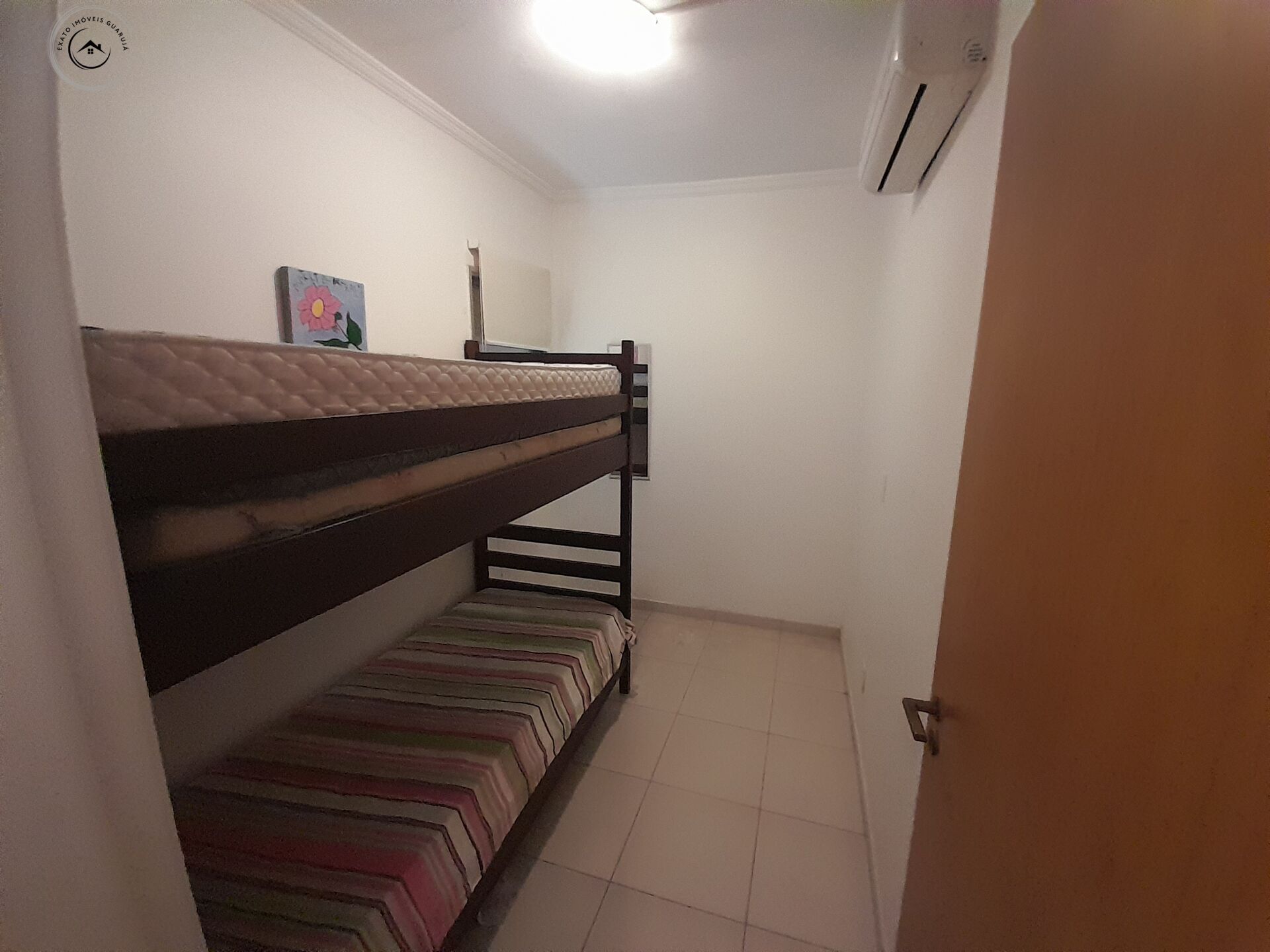 Apartamento padrão de 02 dormitórios na praia da enseada.