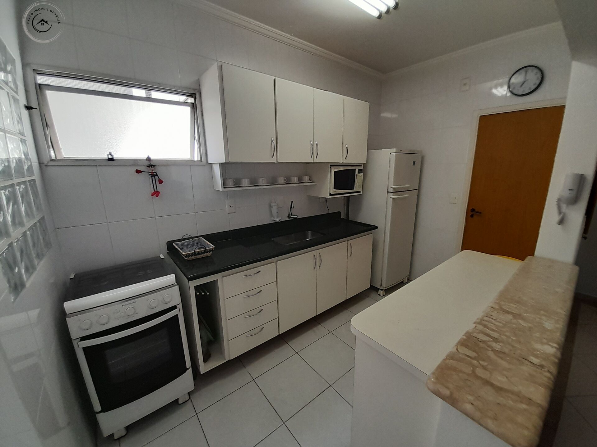 Apartamento padrão de 02 dormitórios na praia da enseada.