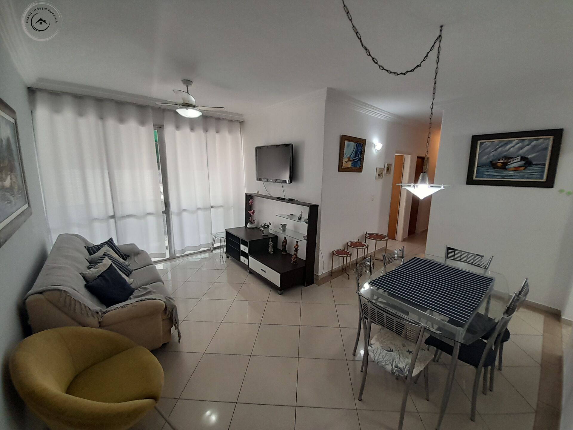 Apartamento padrão de 02 dormitórios na praia da enseada.