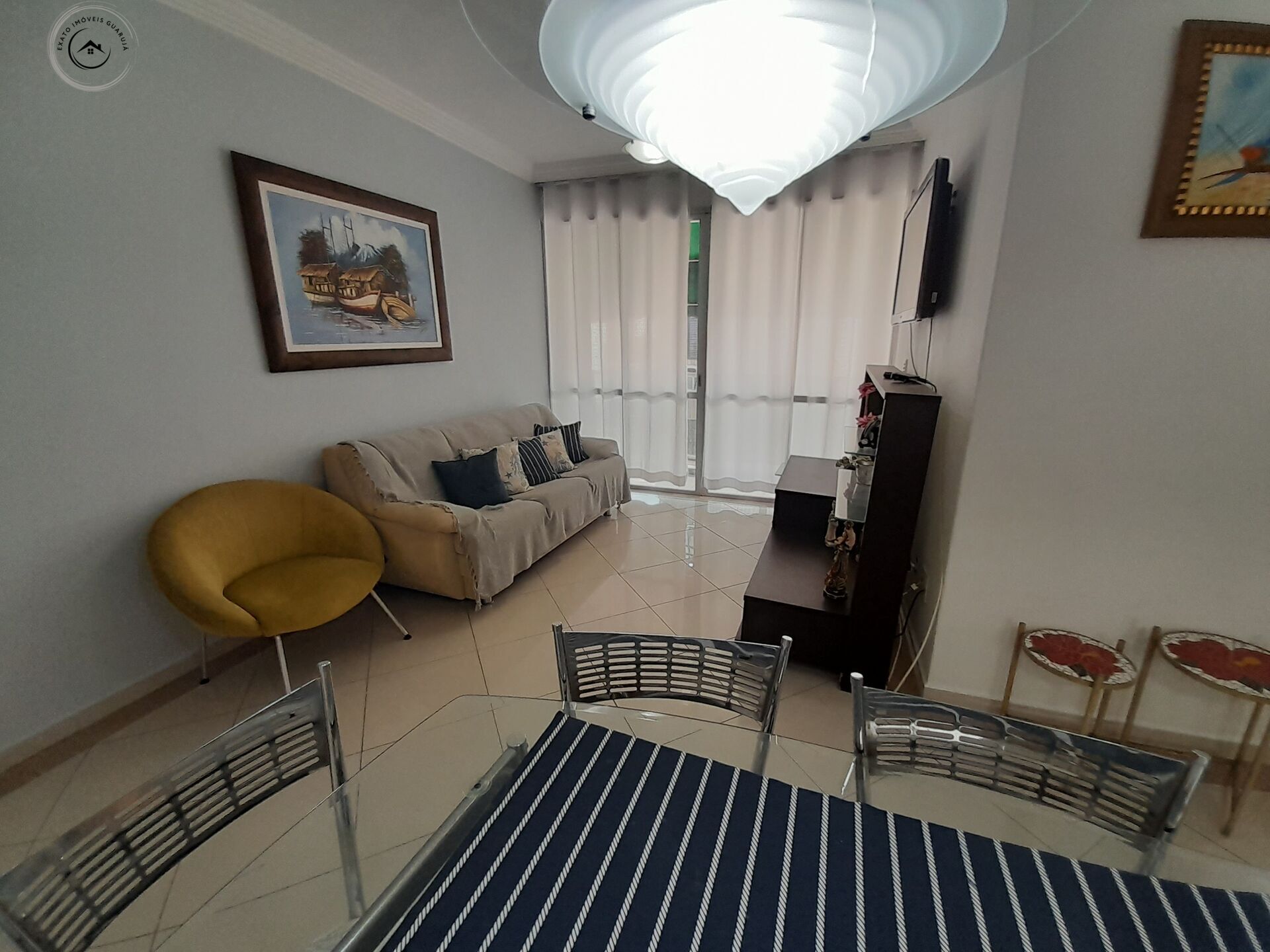 Apartamento padrão de 02 dormitórios na praia da enseada.