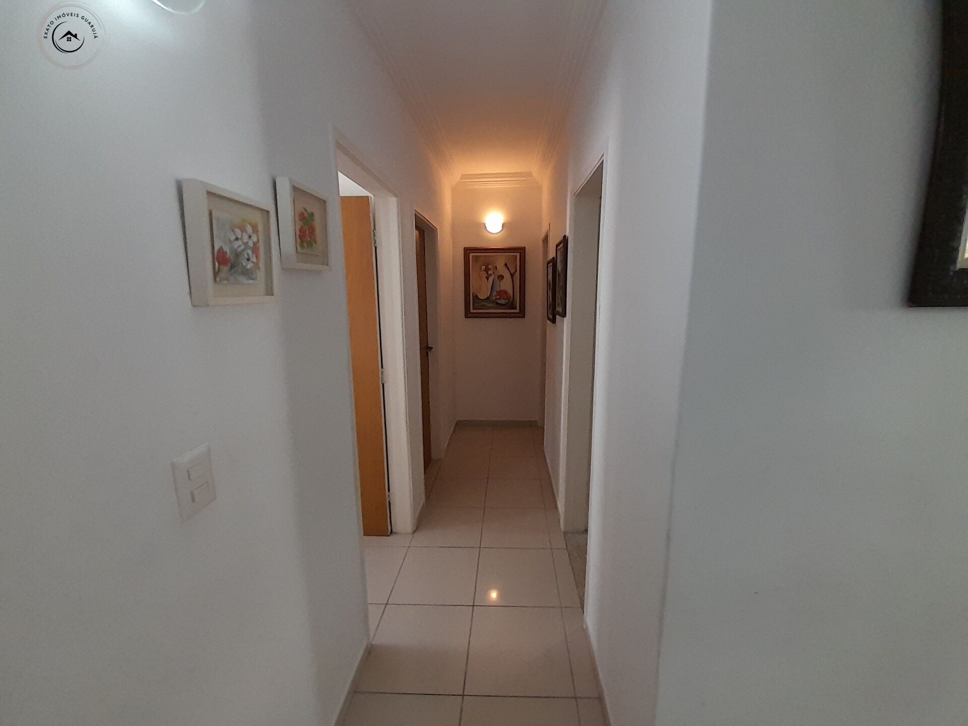 Apartamento padrão de 02 dormitórios na praia da enseada.