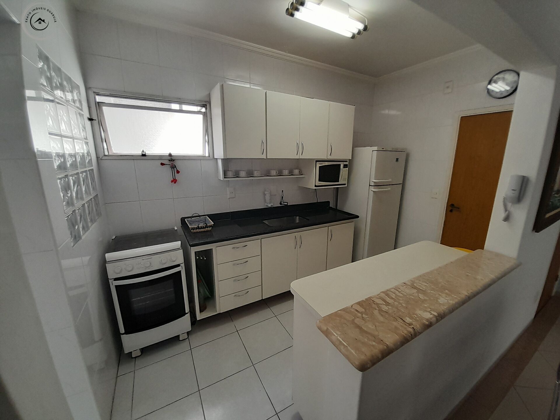 Apartamento padrão de 02 dormitórios na praia da enseada.
