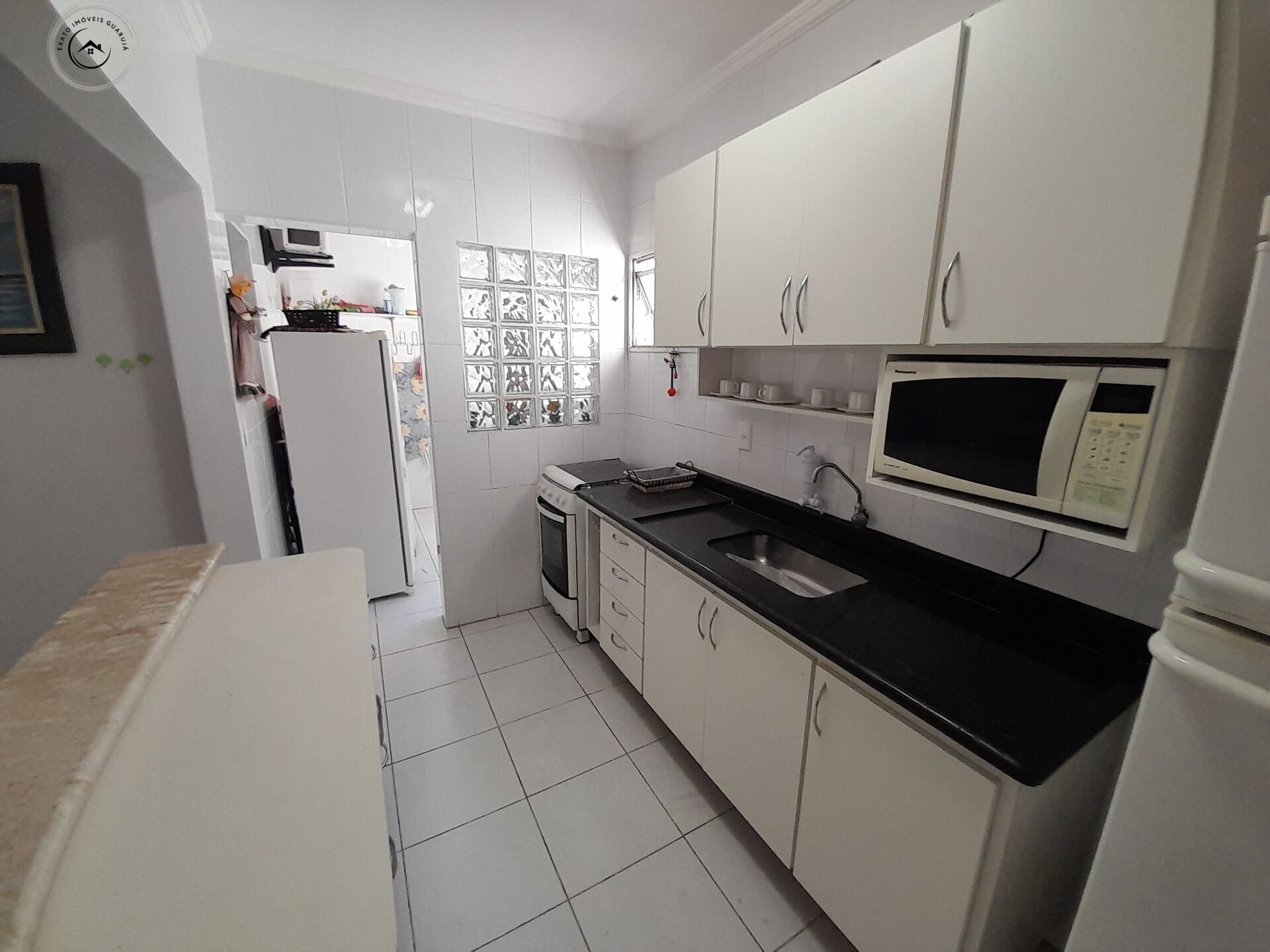 Apartamento padrão de 02 dormitórios na praia da enseada.