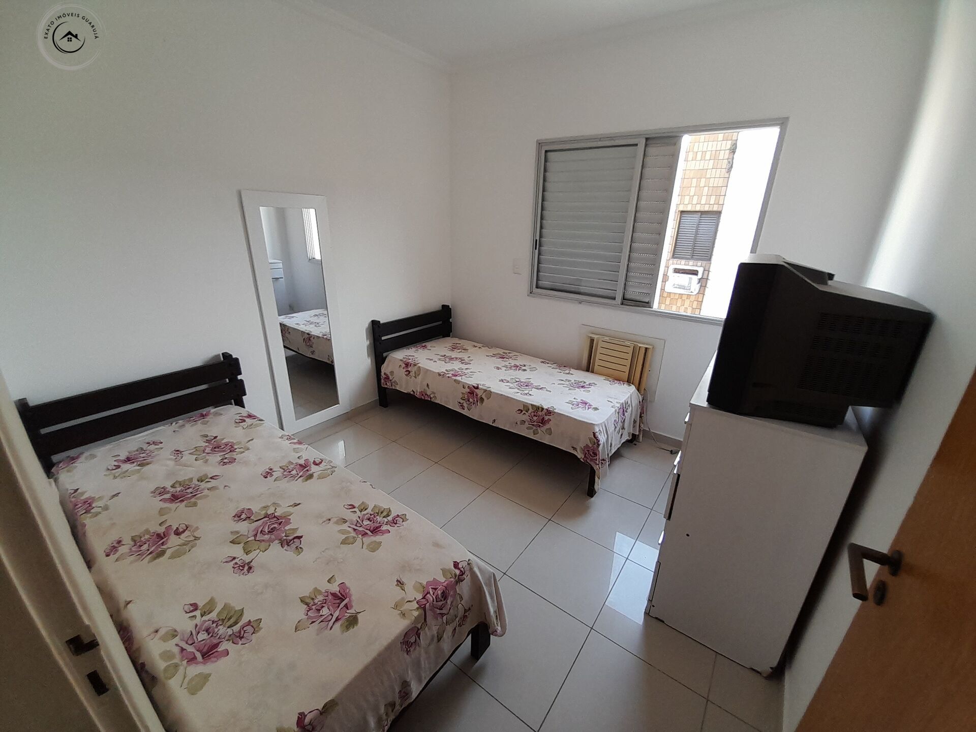Apartamento padrão de 02 dormitórios na praia da enseada.