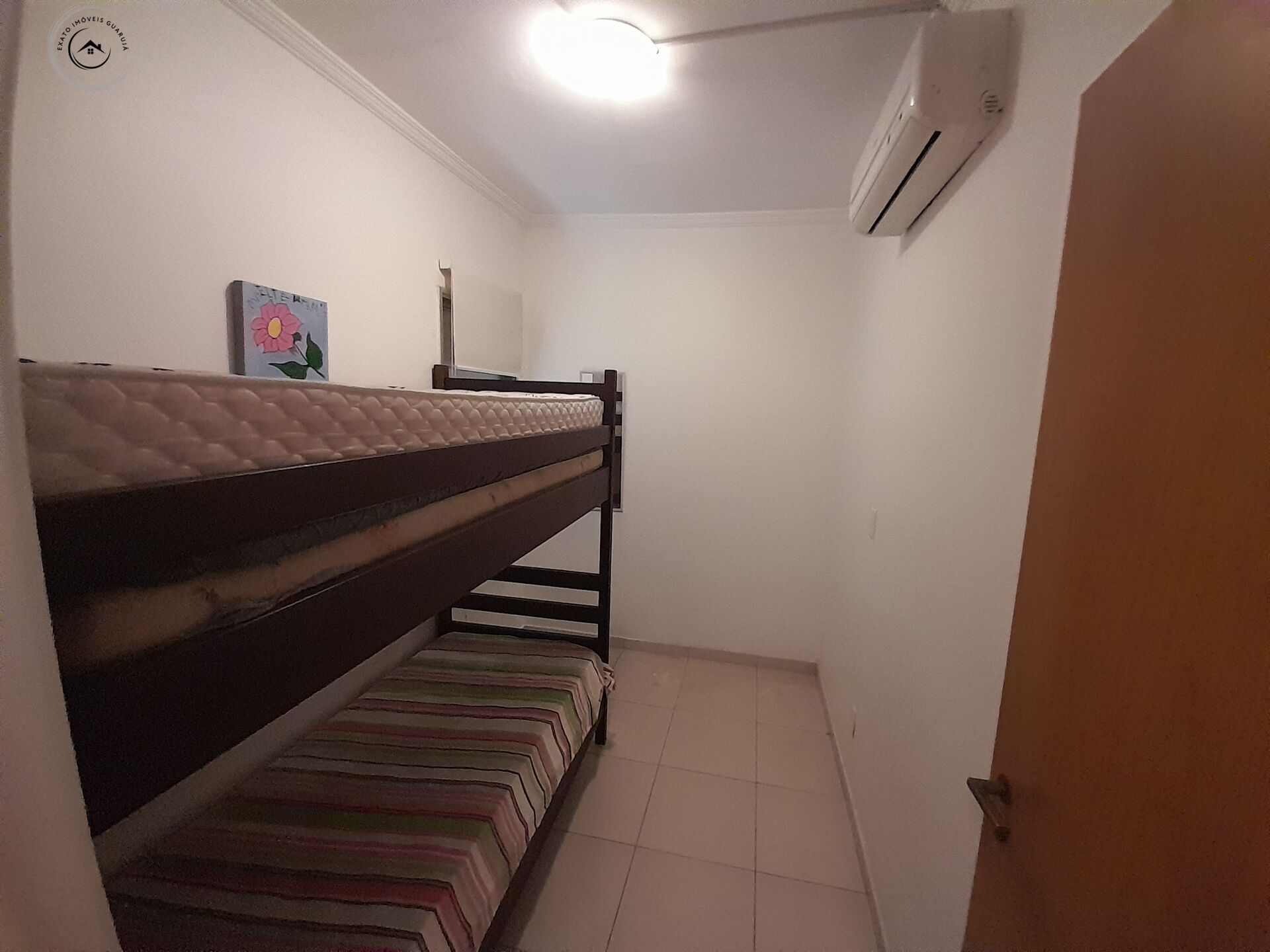 Apartamento padrão de 02 dormitórios na praia da enseada.