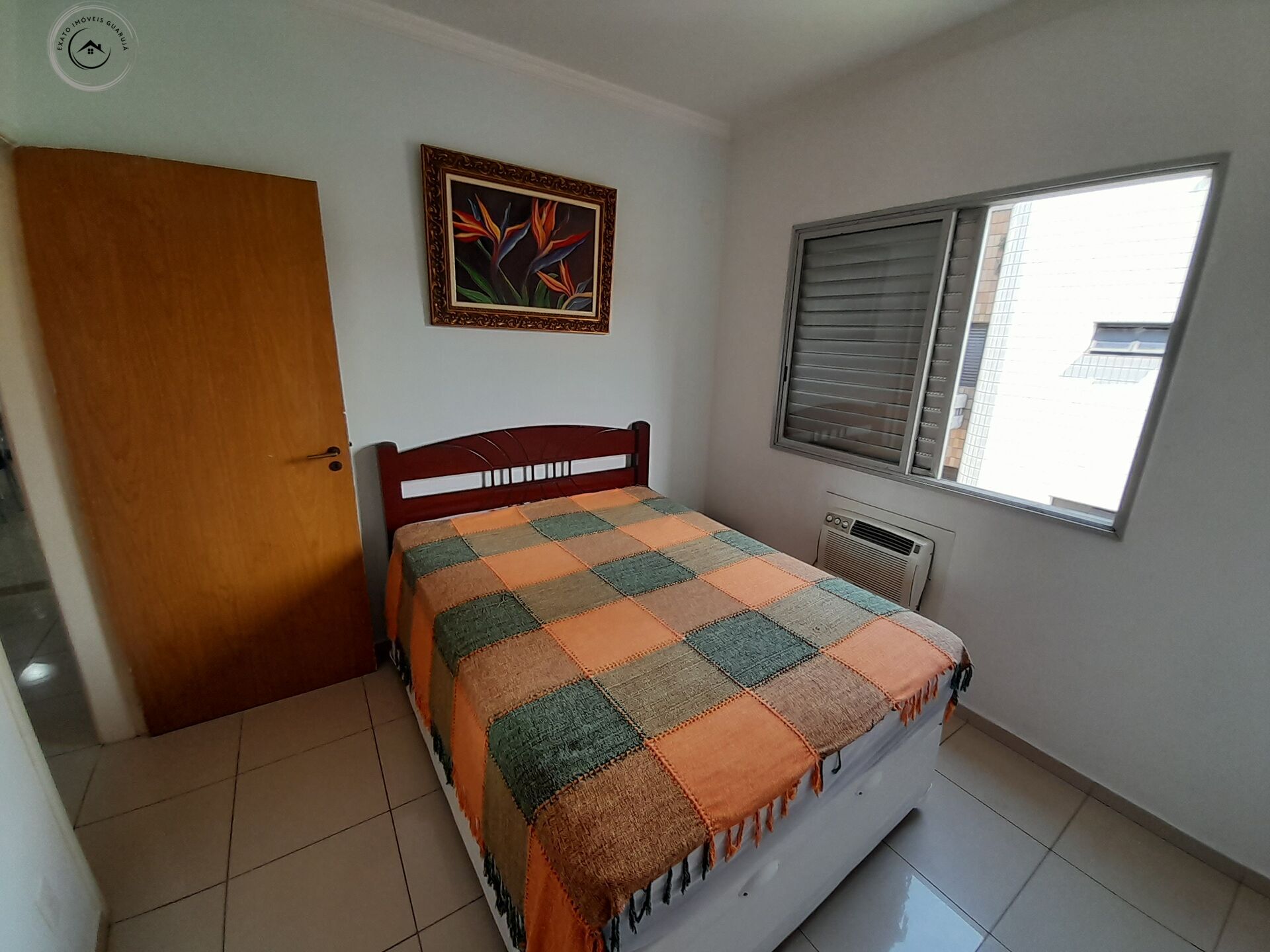 Apartamento padrão de 02 dormitórios na praia da enseada.