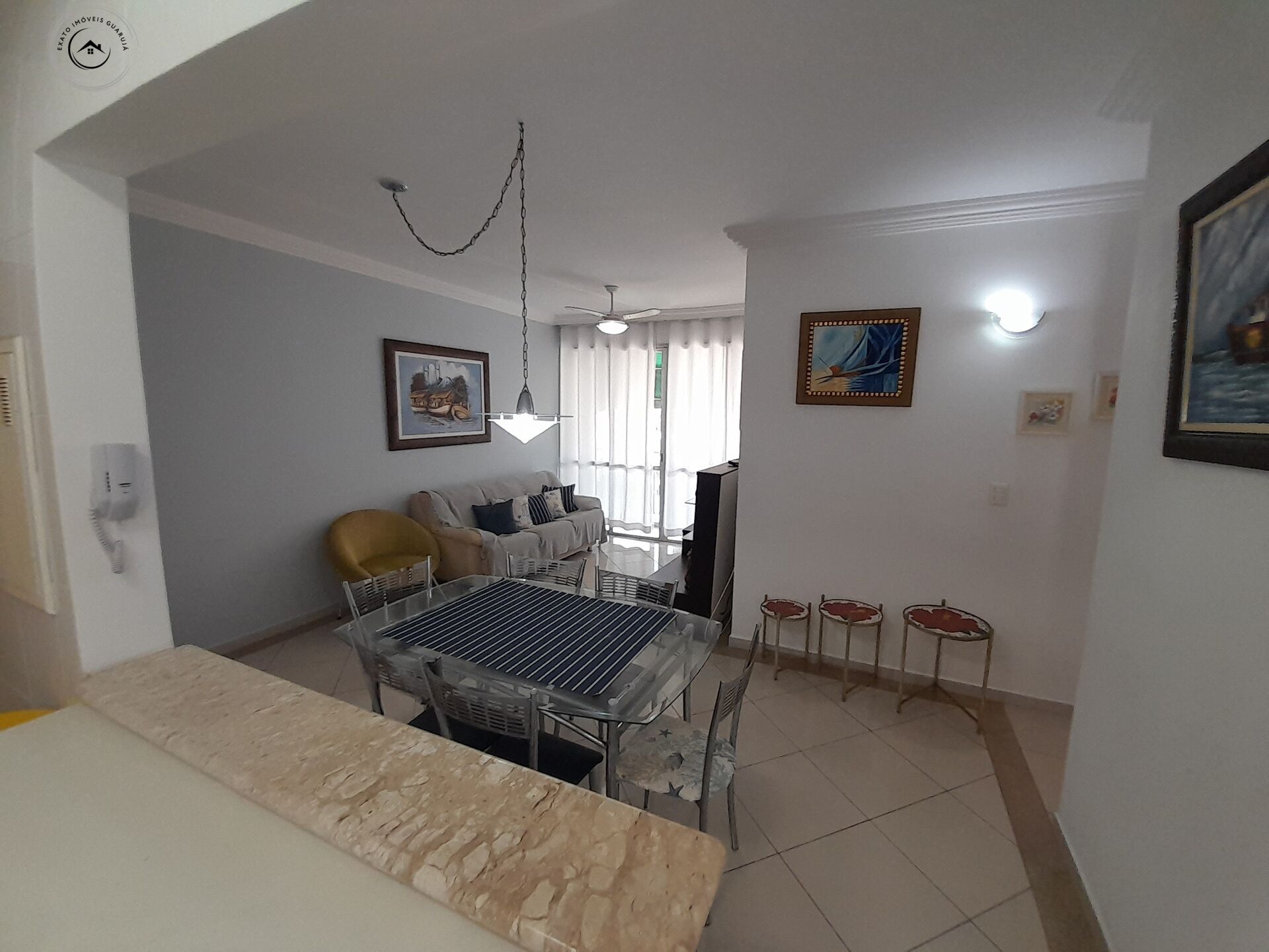 Apartamento padrão de 02 dormitórios na praia da enseada.