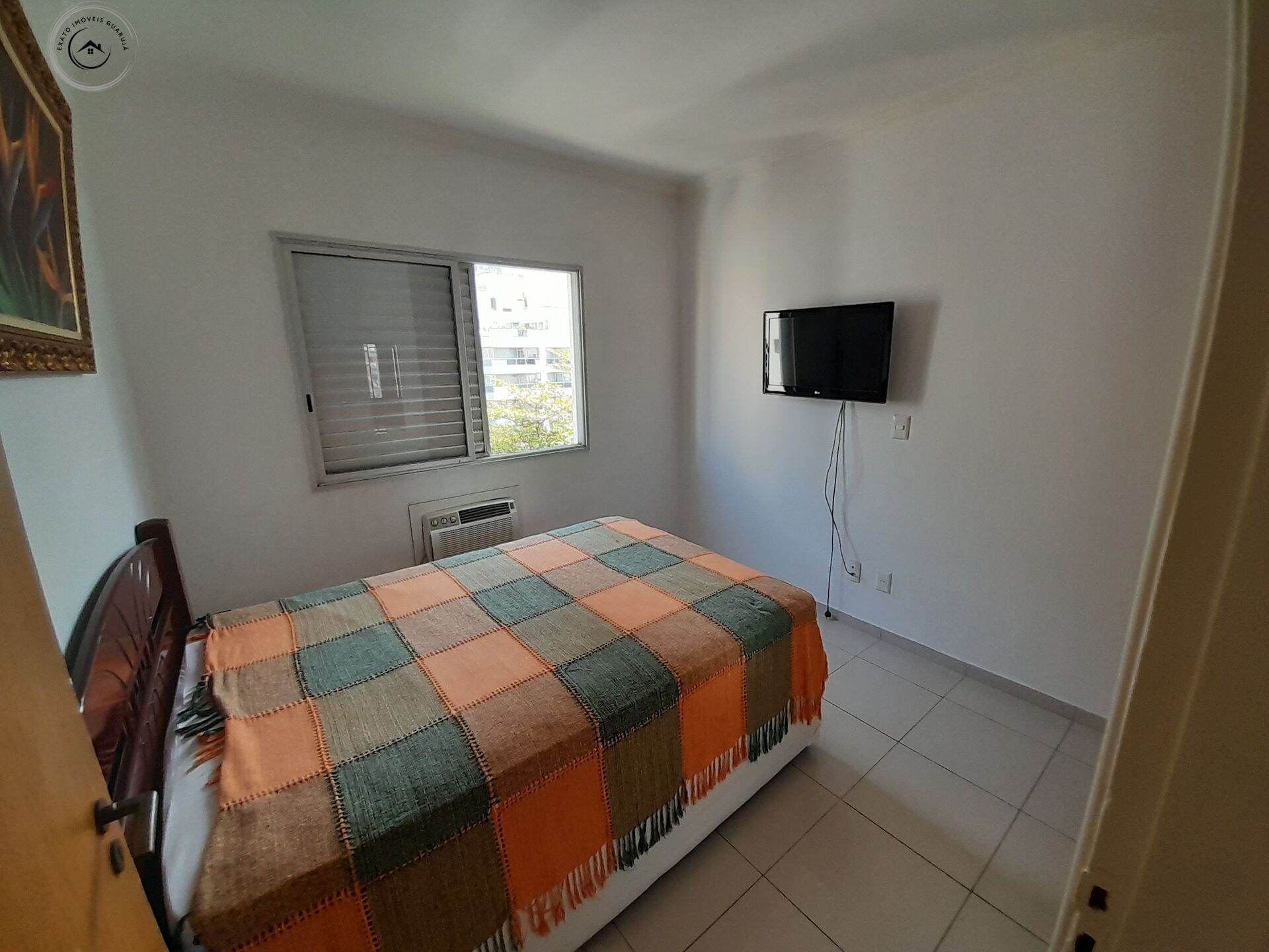 Apartamento padrão de 02 dormitórios na praia da enseada.