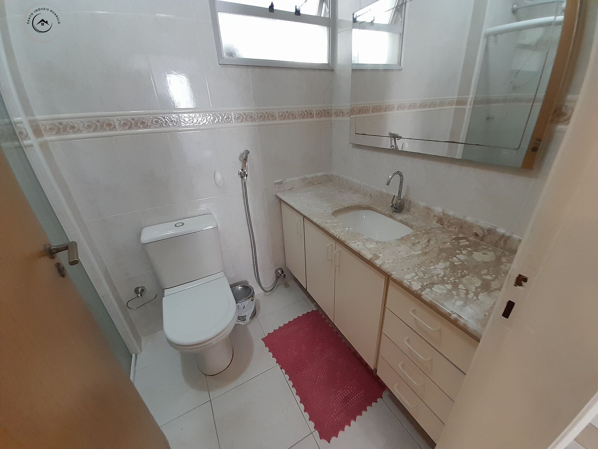 Apartamento padrão de 02 dormitórios na praia da enseada.