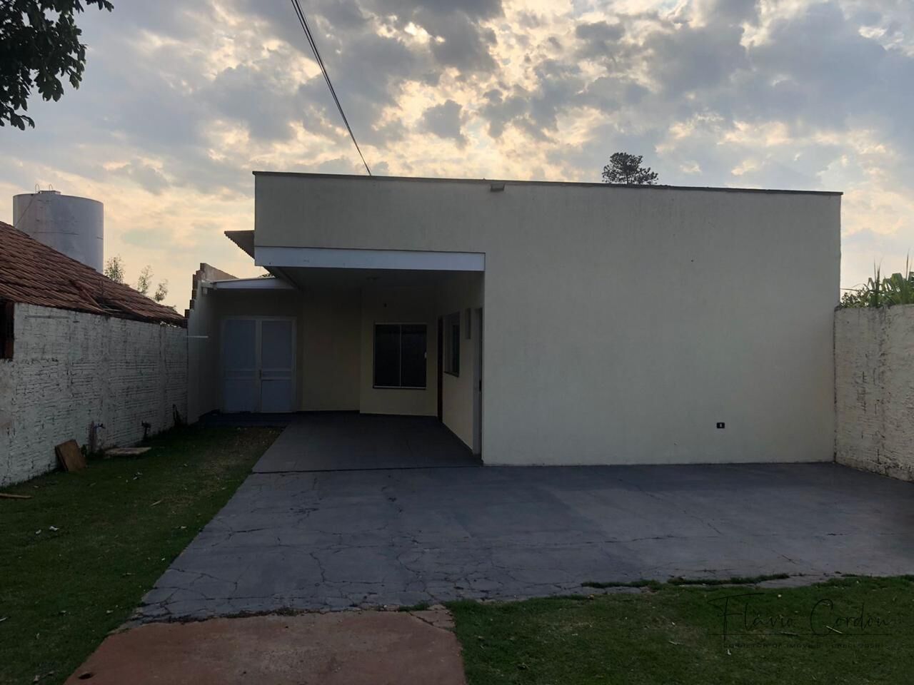 Casa à venda com 2 quartos, 80m² - Foto 1