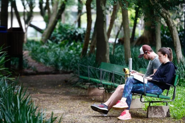 Praça considerada a primeira sustentável de Porto Alegre foi revitalizada após doações de moradores e empresários