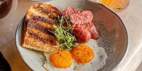 Restaurante no Moinhos de Vento, em Porto Alegre, lança brunch com pratos feitos na brasa