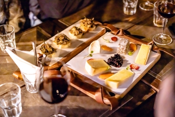 Conheça o casarão com jardim comestível e 1.089 rótulos de vinhos naturais em Porto Alegre