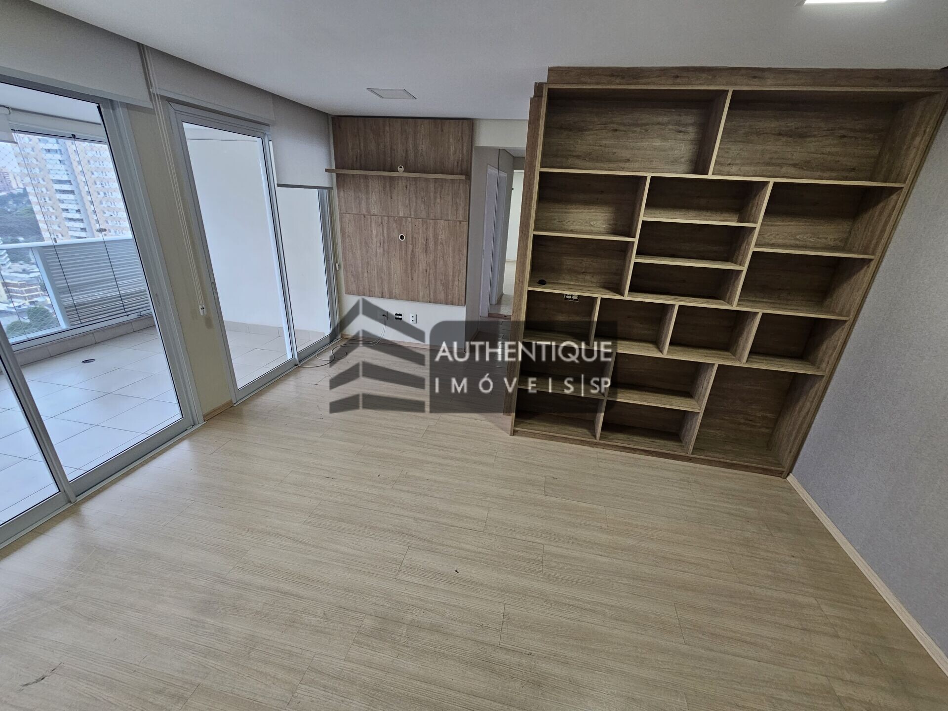 Apartamento à venda com 2 quartos, 75m² - Foto 2