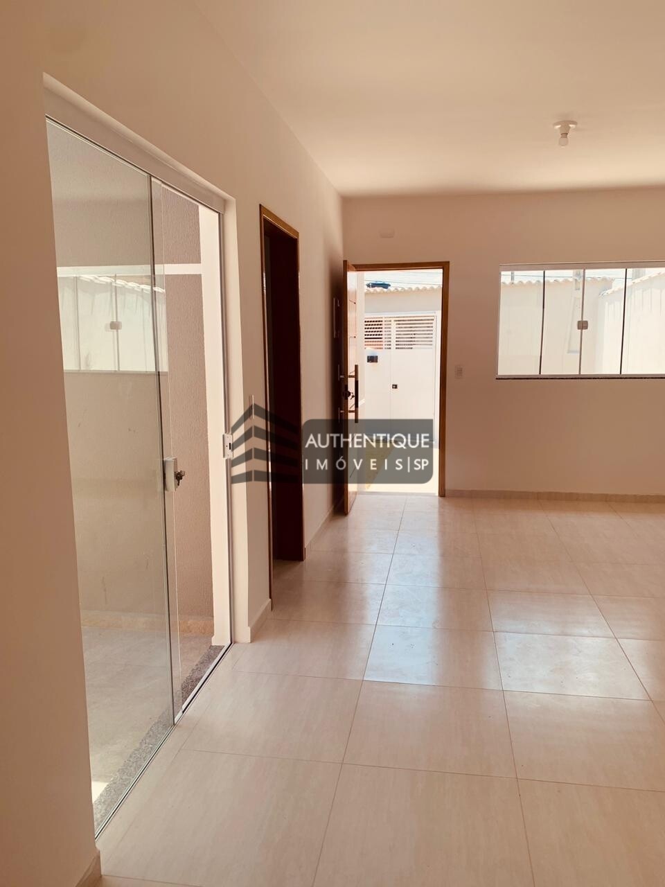 Casa à venda com 2 quartos, 64m² - Foto 1