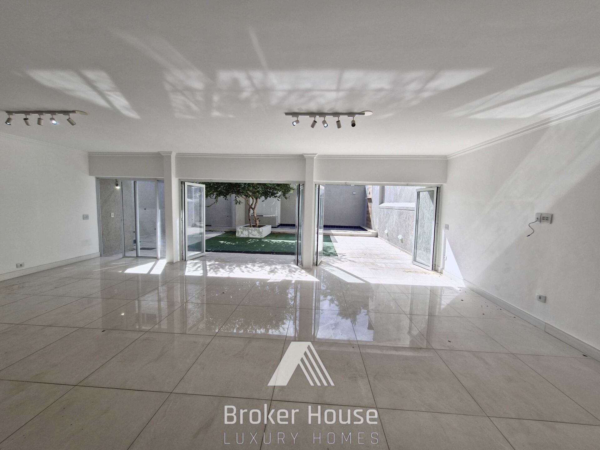 Casa para alugar com 3 quartos, 330m² - Foto 13