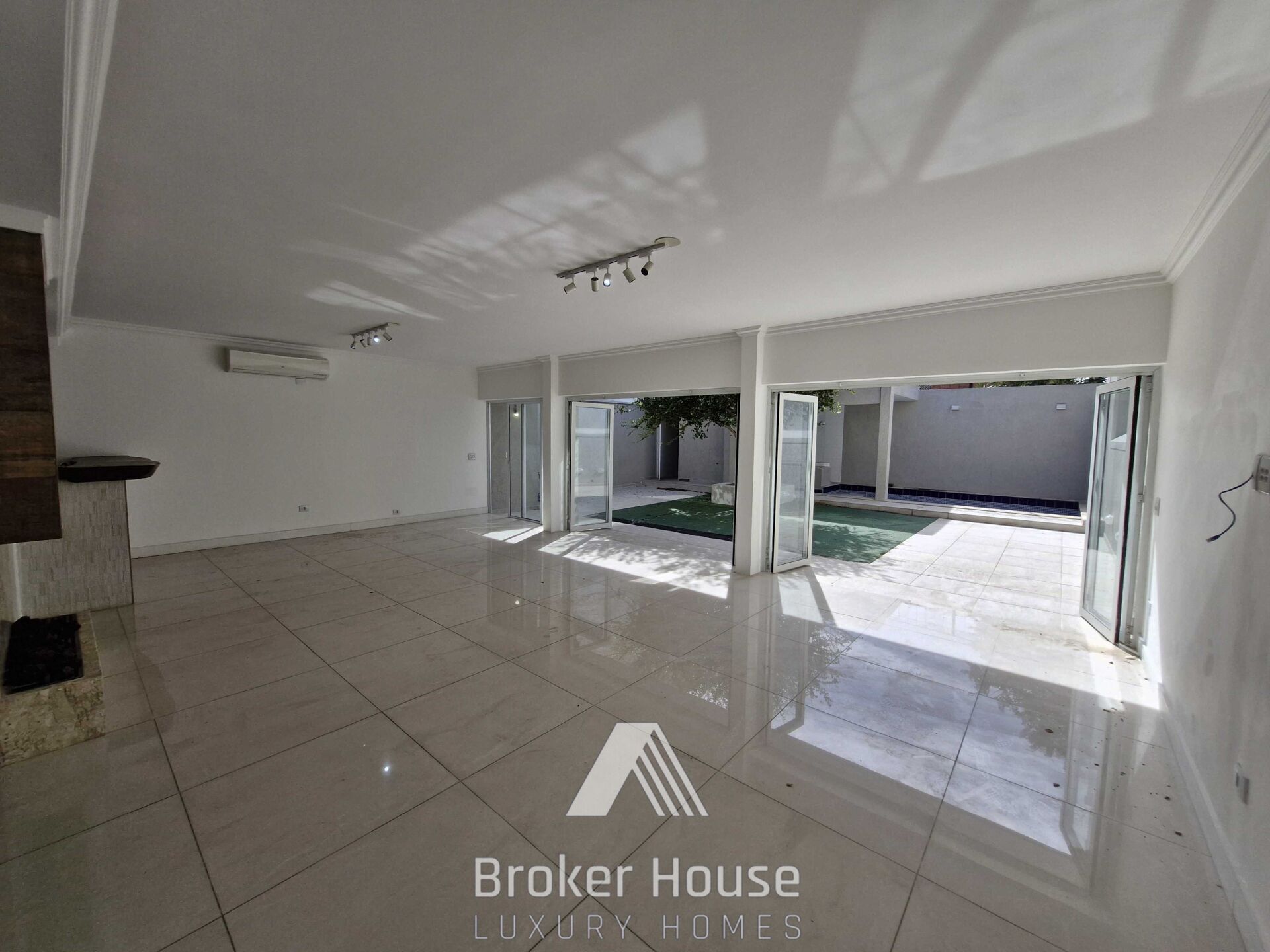 Casa para alugar com 3 quartos, 330m² - Foto 12