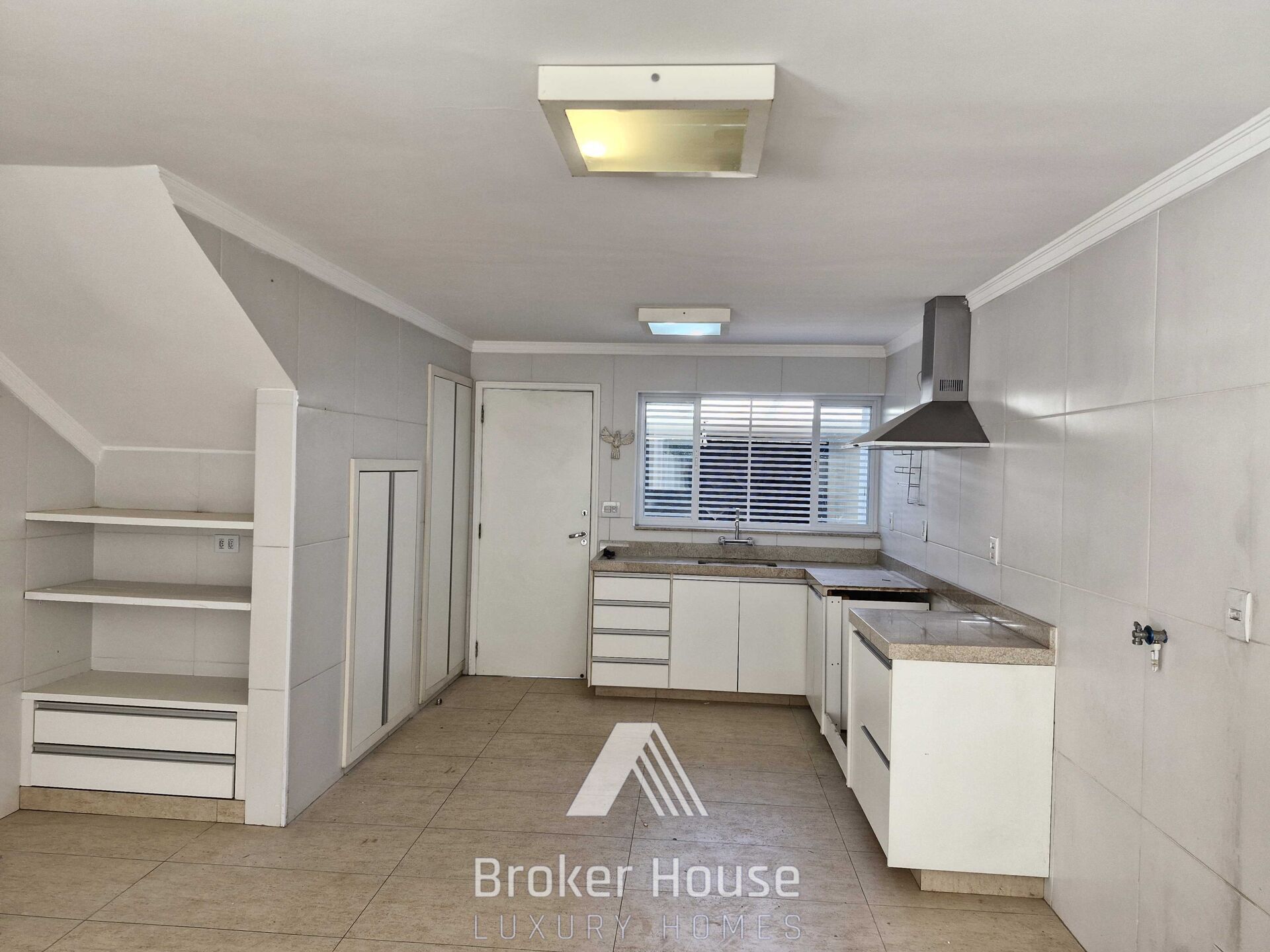 Casa para alugar com 3 quartos, 330m² - Foto 42