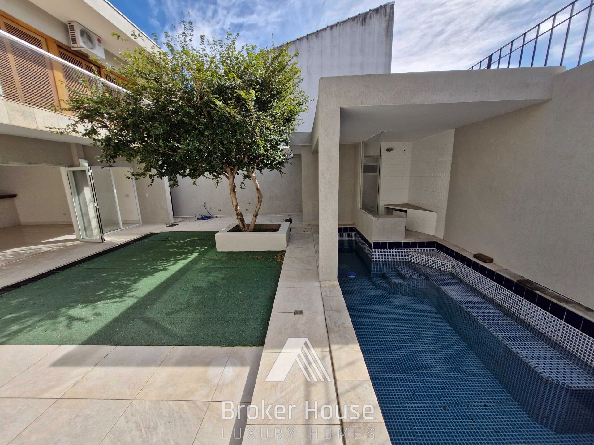Casa para alugar com 3 quartos, 330m² - Foto 2