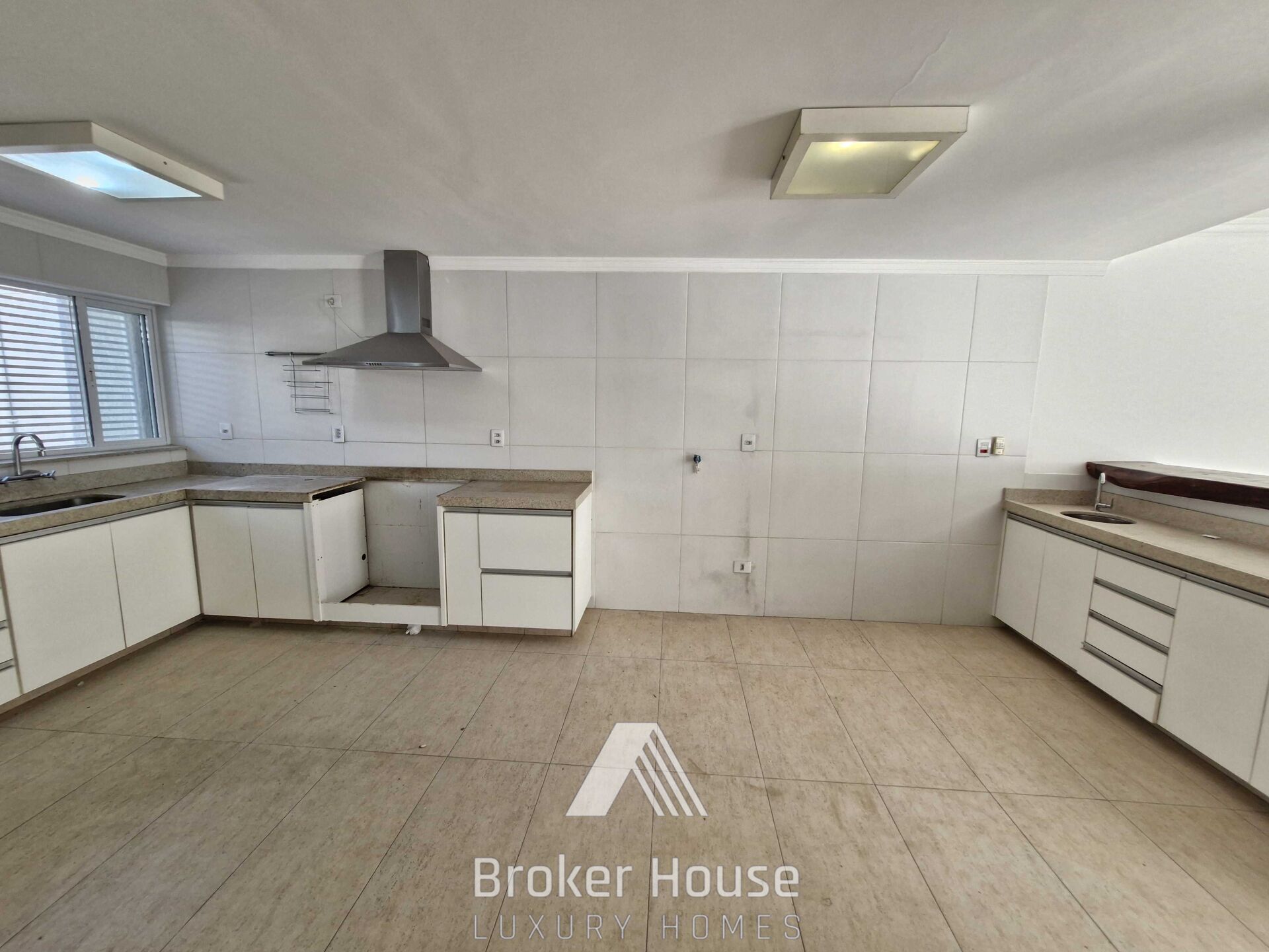 Casa para alugar com 3 quartos, 330m² - Foto 44