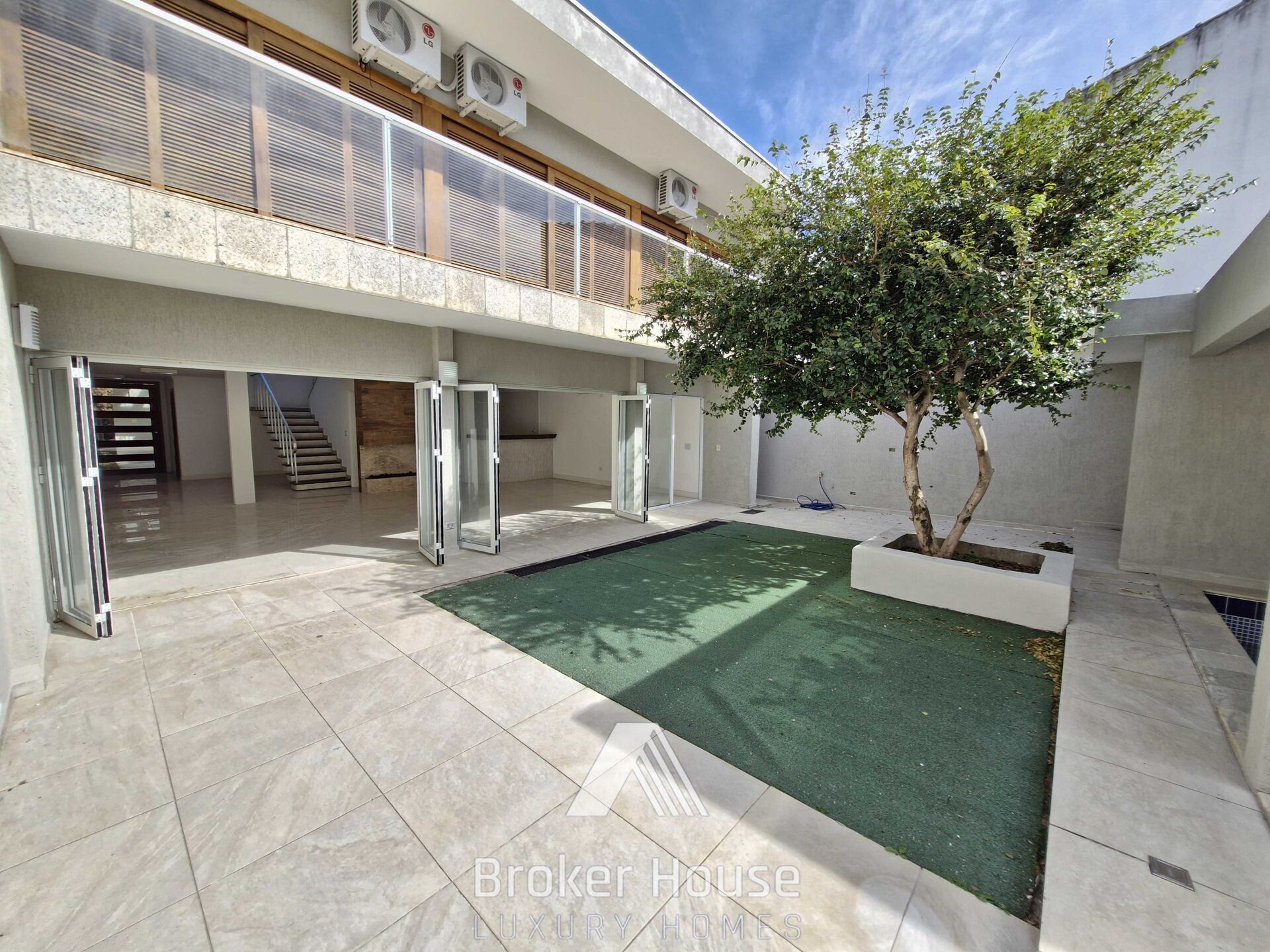 Casa para alugar com 3 quartos, 330m² - Foto 1