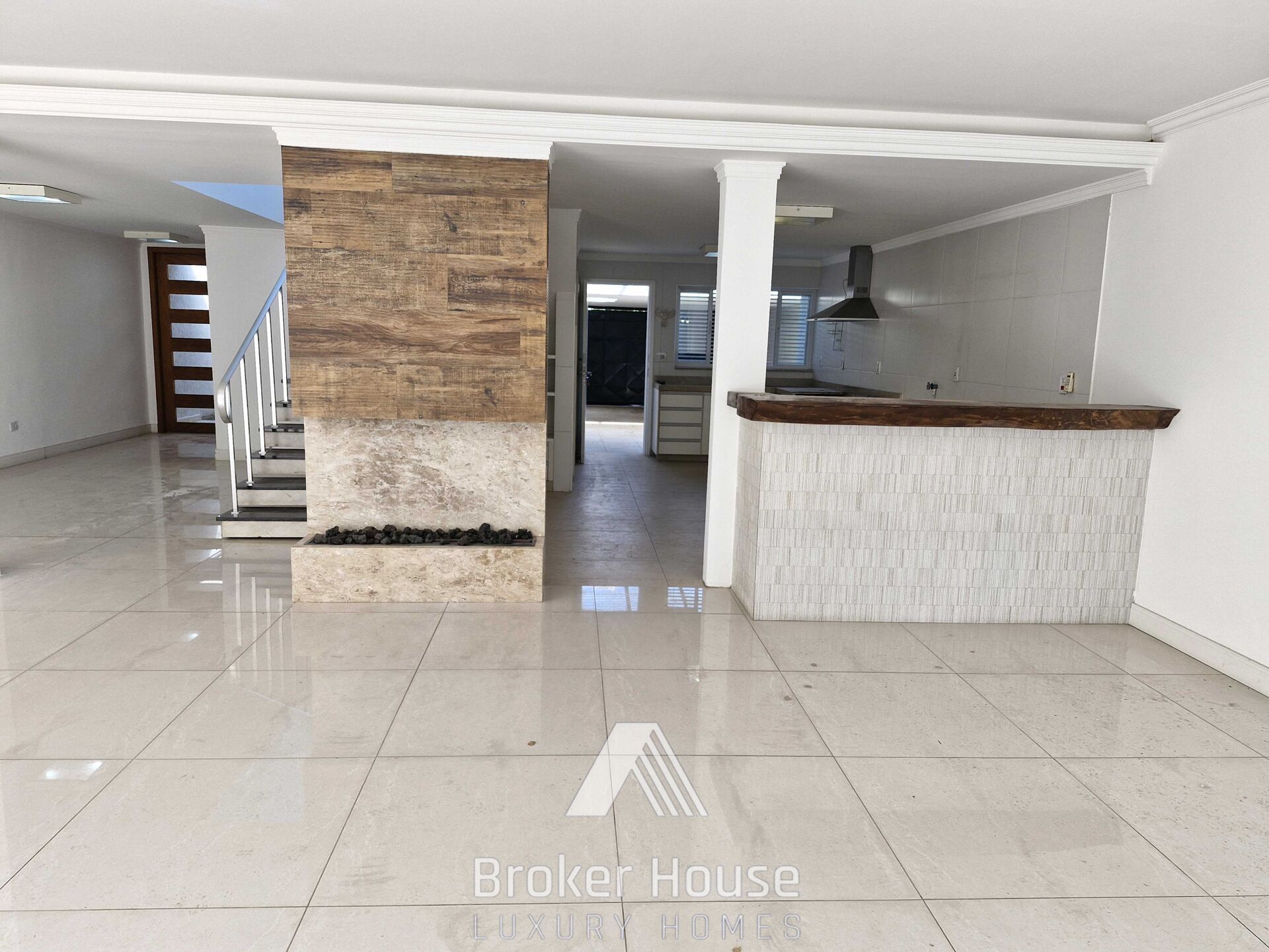 Casa para alugar com 3 quartos, 330m² - Foto 14
