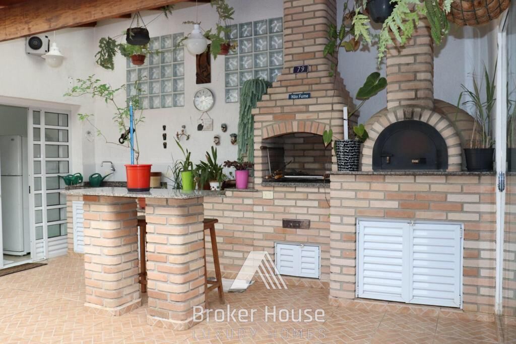 Casa à venda com 3 quartos, 220m² - Foto 2