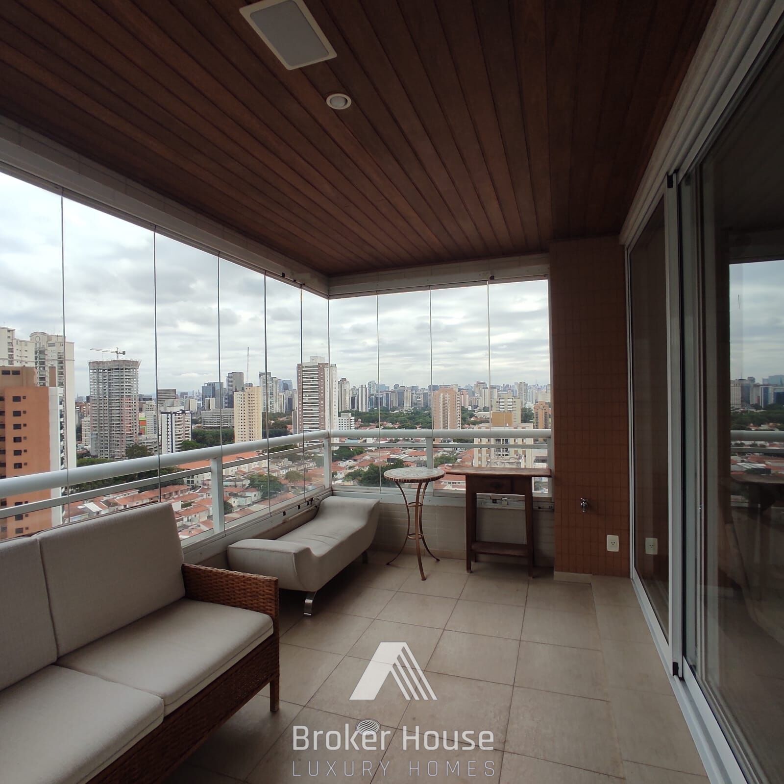 Apartamento à venda com 4 quartos, 205m² - Foto 1